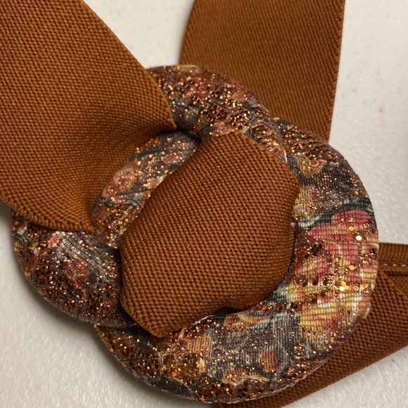 Brown Elastic Belt with Round Floral Glitter Buckle - Picture 5 of 5